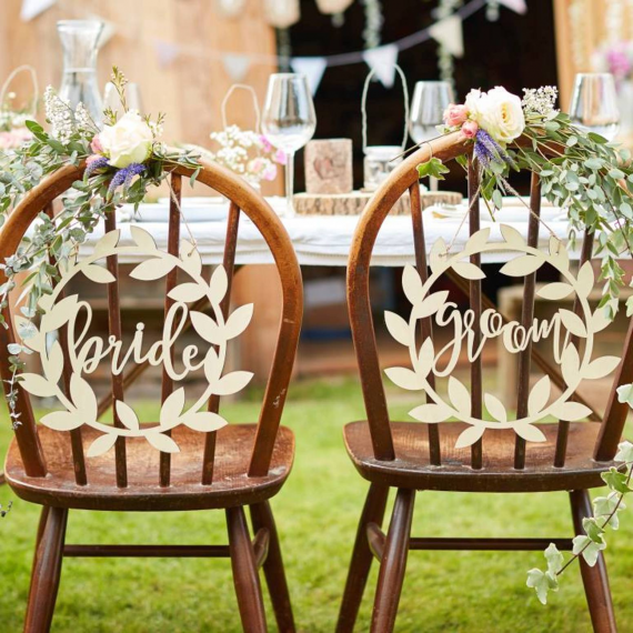 Décorations chaises couronnes bois mariés